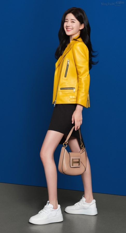 Zhao Lusi wears sneakers and her legs are smooth, slender and beautiful(2/2)