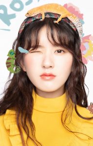 《精品购物指南》元气美少女赵露思美腿写真