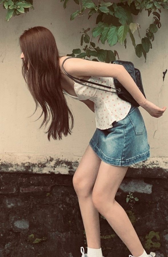 Zhao Lusi's life photos of beautiful legs in denim skirt(2/2)