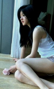 女演员赵露思地板上好看完美的玉足