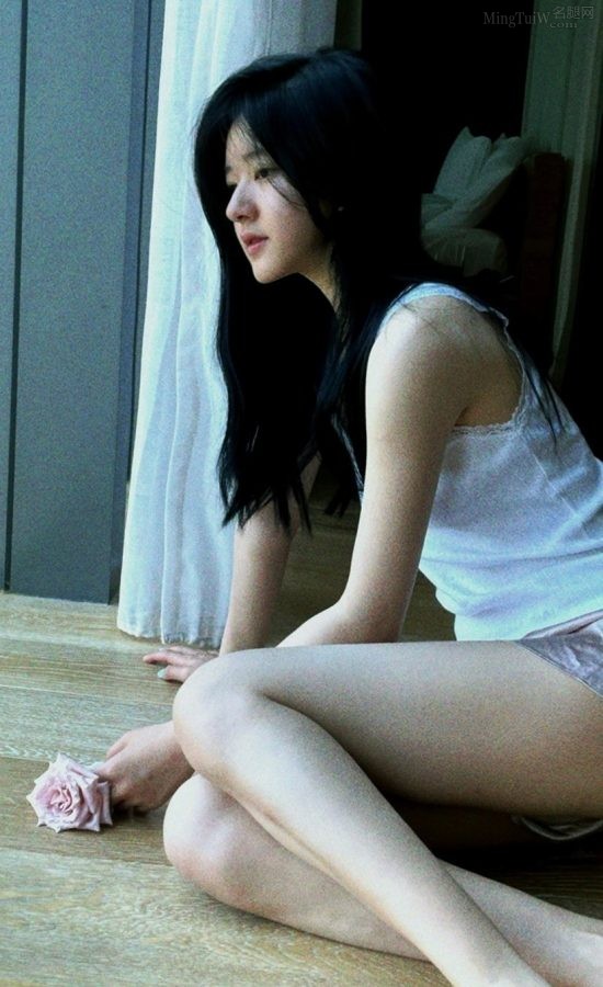 女演员赵露思地板上好看完美的玉足(2/3)