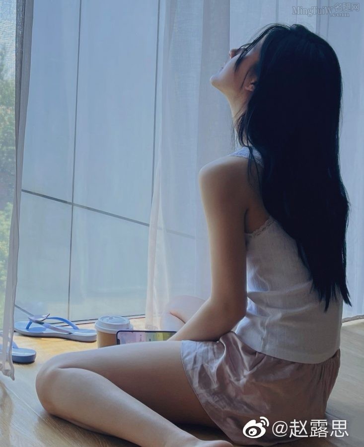 女演员赵露思地板上好看完美的玉足(3/3)