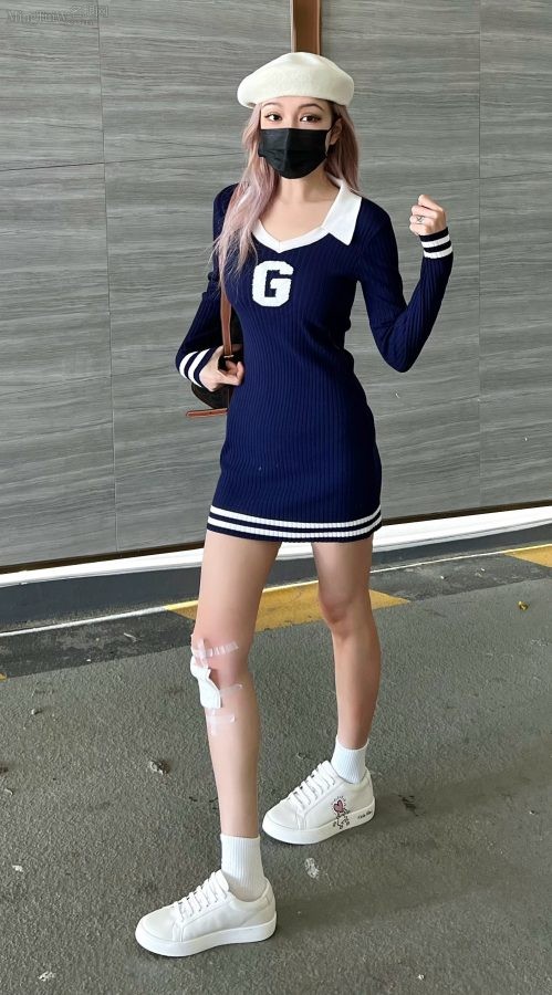 She's become an internet celebrity or her beautiful legs in a short skirt were photographed outdoors(8/16)