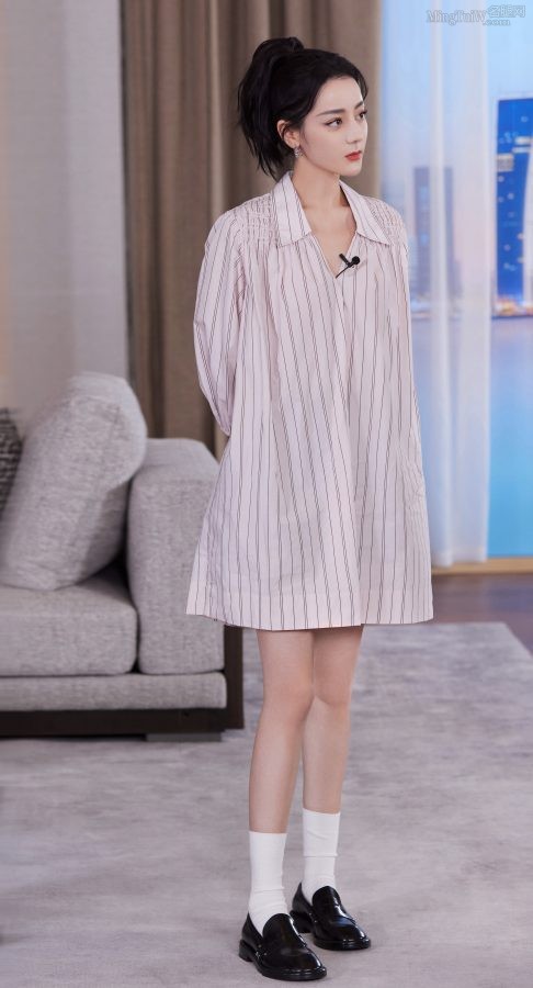 迪丽热巴笔直纤细的少女腿，穿白棉袜在床上甜妹可爱(1/10)