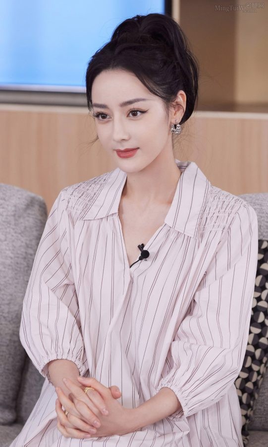 迪丽热巴笔直纤细的少女腿，穿白棉袜在床上甜妹可爱(2/10)