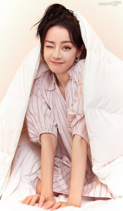 迪丽热巴笔直纤细的少女腿，穿白棉袜在床上甜妹可爱(8/10)