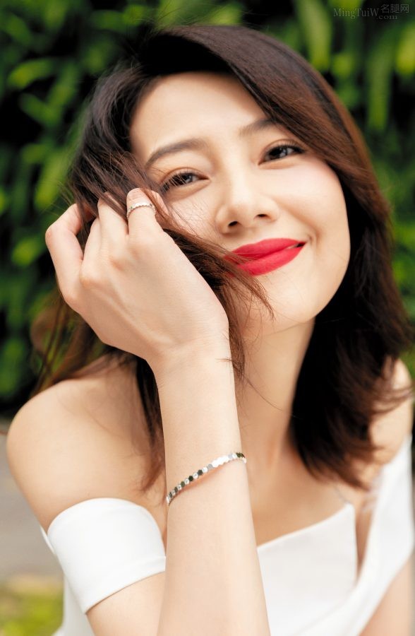 高圆圆红唇美脸穿高开叉白裙玉脚白皙(2/5)