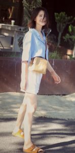 女星高圆圆白色短裤美腿修长