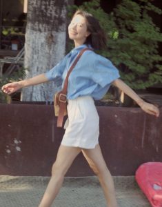 女星高圆圆白色短裤美腿修长