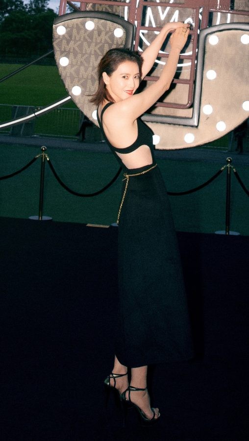 Gao Yuanyuan's beautiful career, fragrant shoulders, jade arms, and beautiful feet are all given at once(2/8)