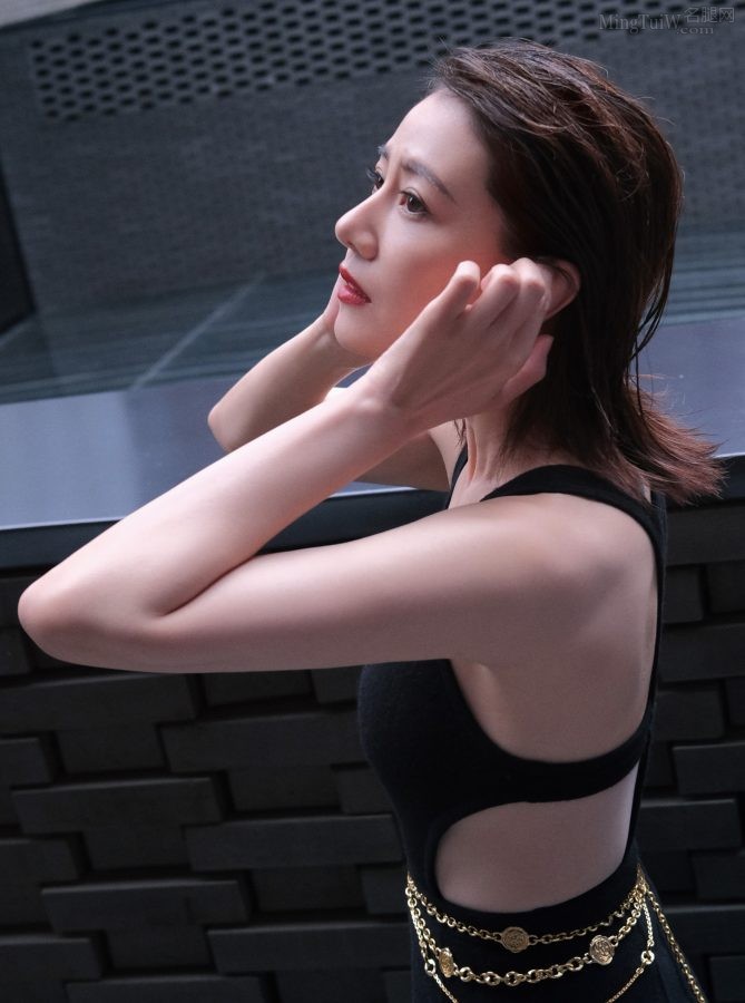 高圆圆秀事业线香肩玉臂美足一次给齐了(7/8)