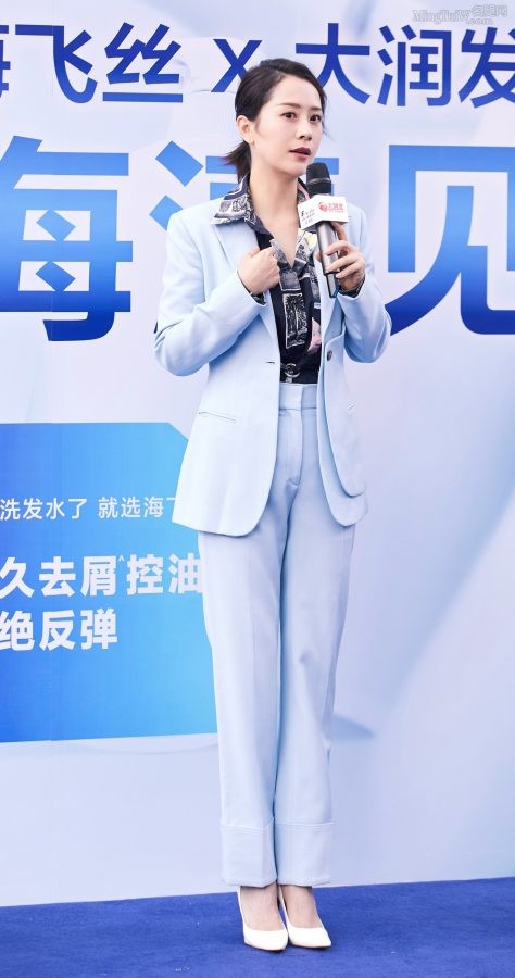 海清身穿天蓝色西装踩白色细高跟代言海飞丝(5/6)