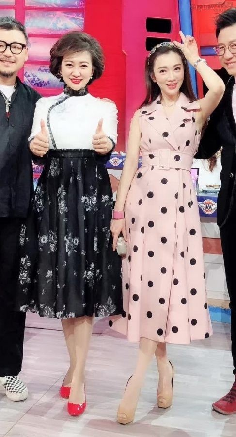 两位女老板郝颖和尹峰的丝袜高跟(1/2)