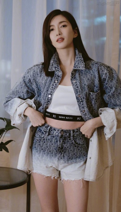 女明星江疏影渐变牛仔短裤美腿(2/4)