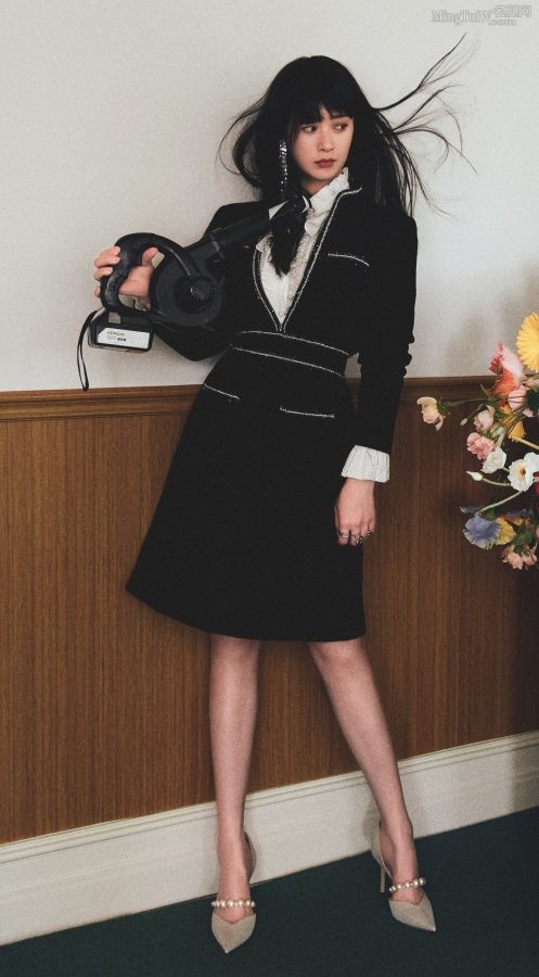 Jiang Xin shows off her slender white legs in a high-slit skirt.(2/2)