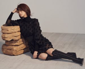 女演员蒋欣登上时尚杂志展示玉足美腿