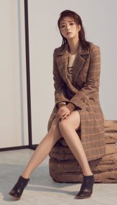 女演员蒋欣登上时尚杂志展示玉足美腿