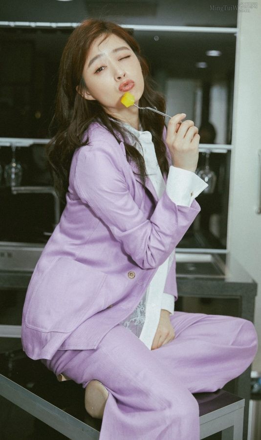 蒋欣紫西装美足俏皮写真(3/7)