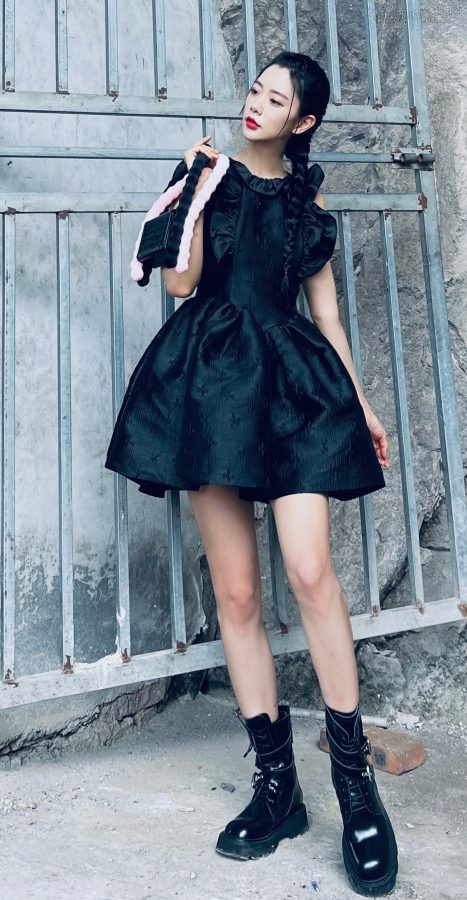李成敏暗黑工业风黑裙细腿(1/5)