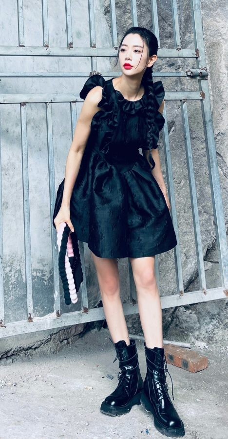 Li Chengmin in dark industrial style black skirt with thin legs(2/5)