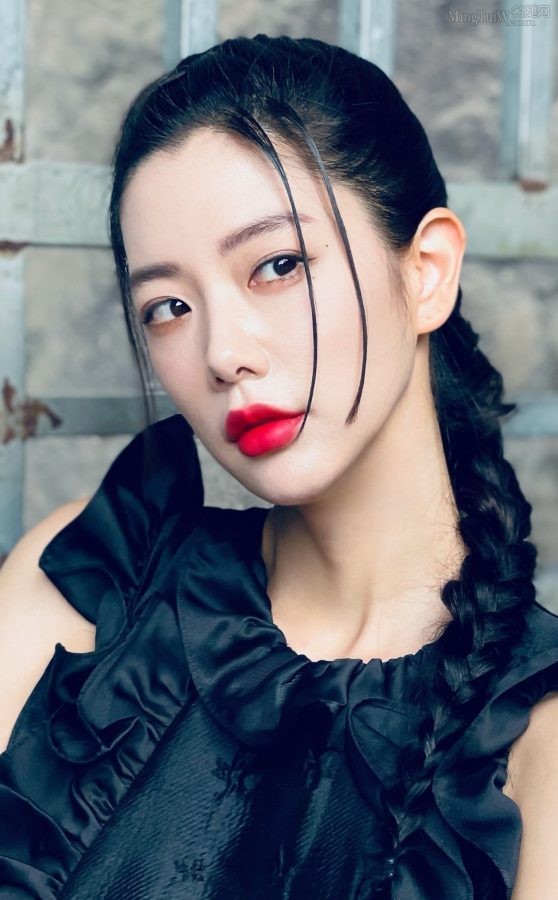 李成敏暗黑工业风黑裙细腿(5/5)