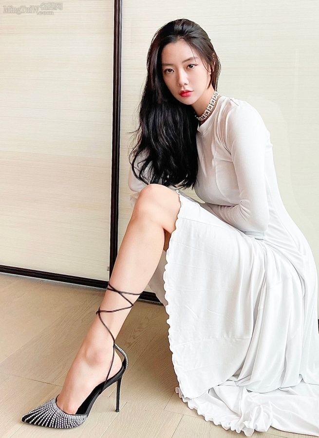 Li Chengmin has beautiful long legs and a hot figure in a slit skirt(4/7)