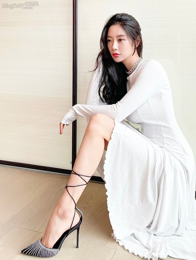李成敏开衩裙美长腿身材火辣撩人(5/7)