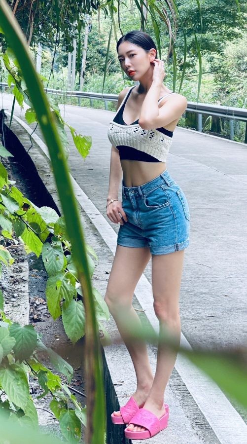 克拉拉李成敏牛仔热裤美长腿身材凹凸有致(1/4)