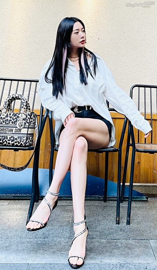 李成敏穿紧身小热裤外出大秀美腿(1/4)