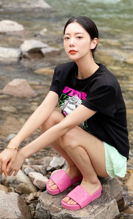 Clara Li Chengmin's beautiful legs and feet in sandals between mountains and rivers(1/3)