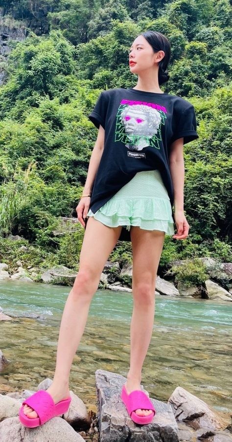 山水之间克拉拉李成敏的美腿玉足凉拖(2/3)