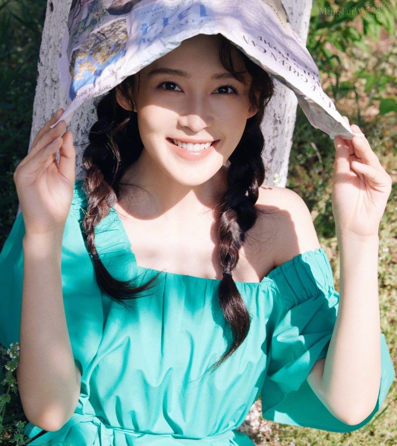 可爱气质美女李沁绿裙细腿小白鞋(2/2)