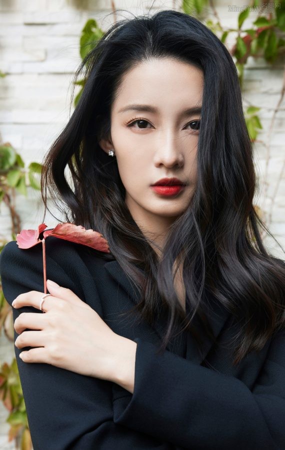 美女明星李沁身着连体西装短裙美腿笔直(2/3)