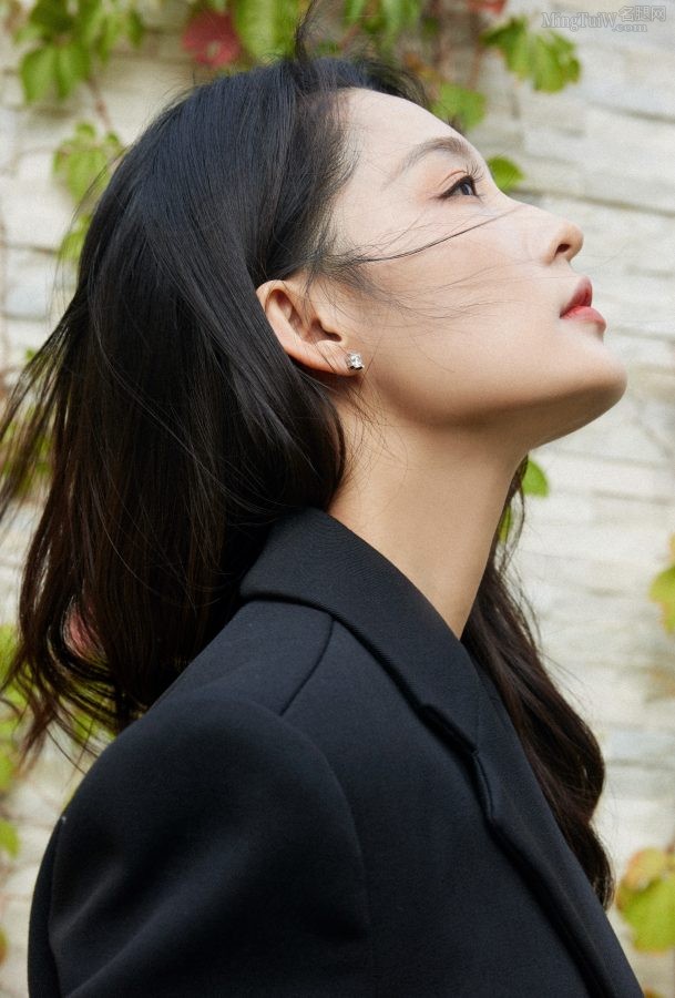 美女明星李沁身着连体西装短裙美腿笔直(3/3)