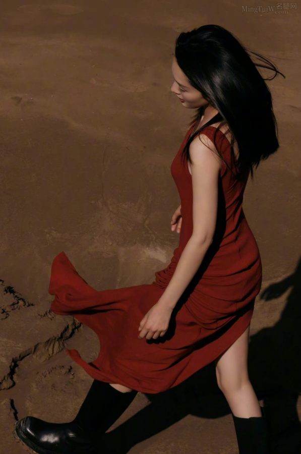 李沁外拍写真玉足美腿两套衣服(9/10)