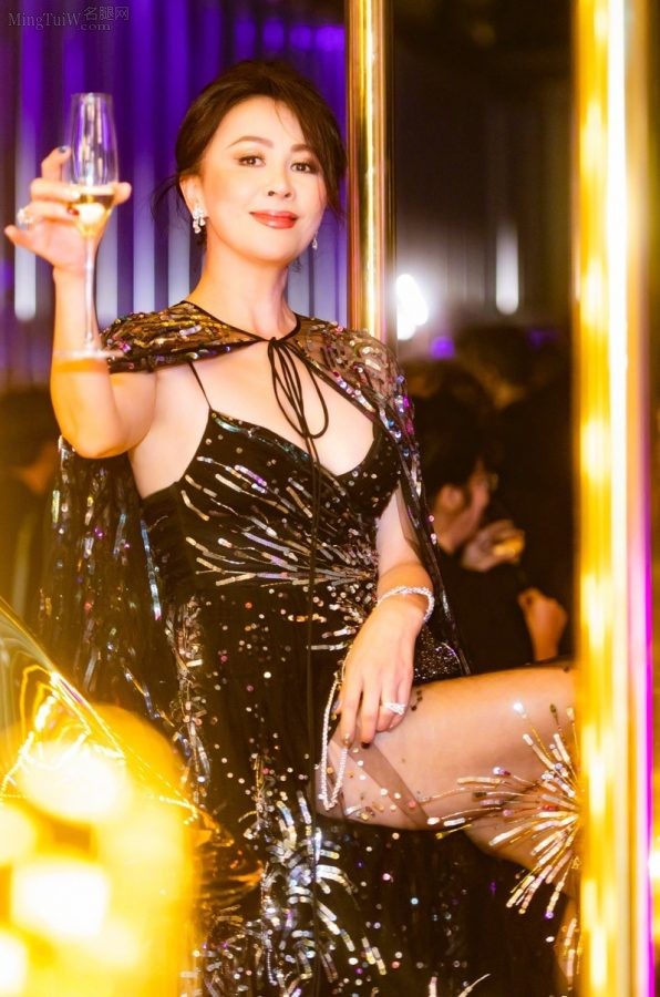 刘嘉玲低胸秀事业线翘腿坐姿(2/6)