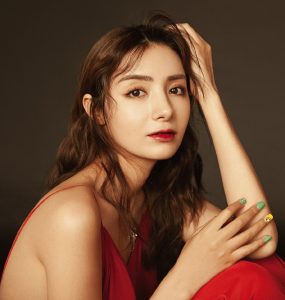 麦迪娜波浪卷发贵妇气质美腿