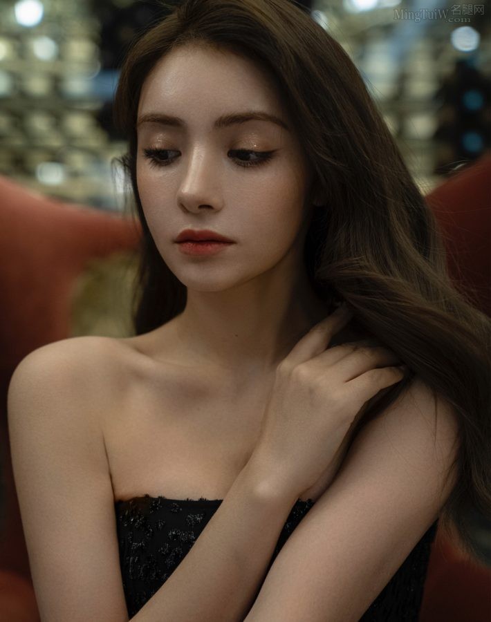 麦迪娜穿高开叉裙圆润美腿露出(2/2)