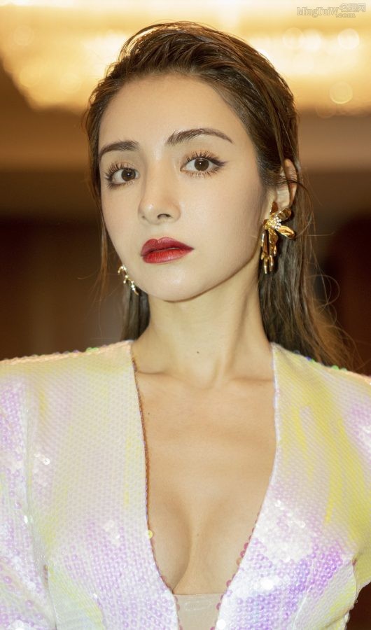 麦迪娜穿低胸开衩裙展露霸气女王气质(2/3)