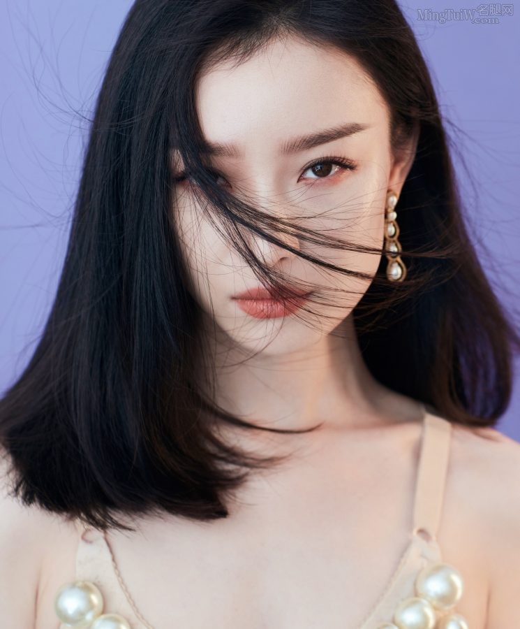 倪妮身着吊带珍珠人鱼裙踩一字带凉高跟(5/10)