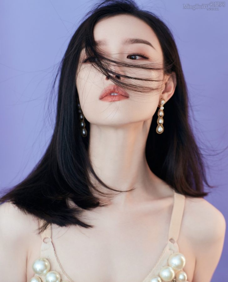 倪妮身着吊带珍珠人鱼裙踩一字带凉高跟(6/10)