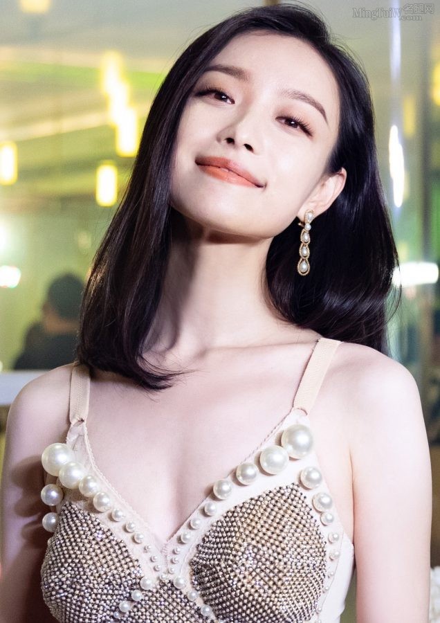 倪妮身着吊带珍珠人鱼裙踩一字带凉高跟(9/10)