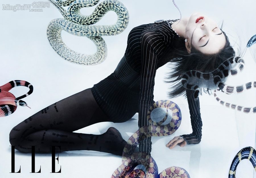 《ELLE》杂志倪妮大秀丝袜腿和玉足(1/9)