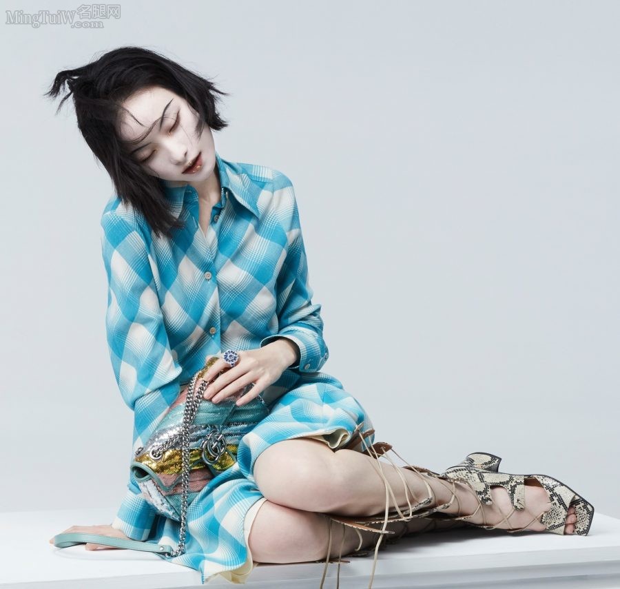 《ELLE》杂志倪妮大秀丝袜腿和玉足(6/9)
