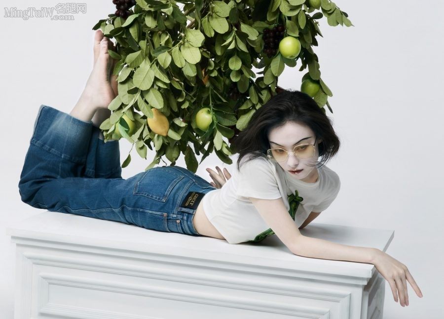 《ELLE》杂志倪妮大秀丝袜腿和玉足(8/9)