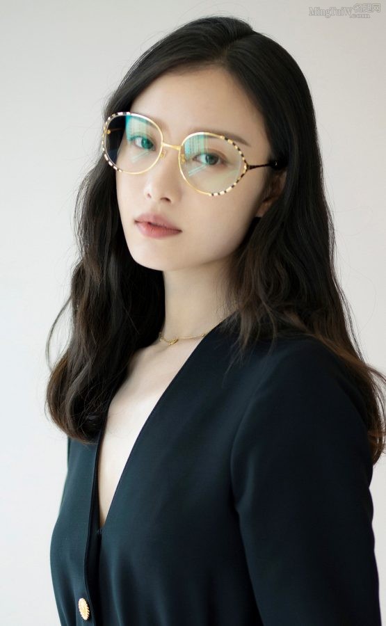 倪妮一身黑色连体裤脚踩性感细跟恨天高(4/6)