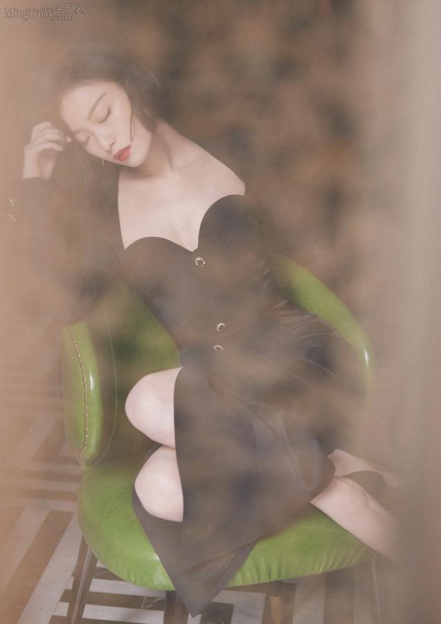 倪妮美腿高跟写真魅力优雅(5/12)