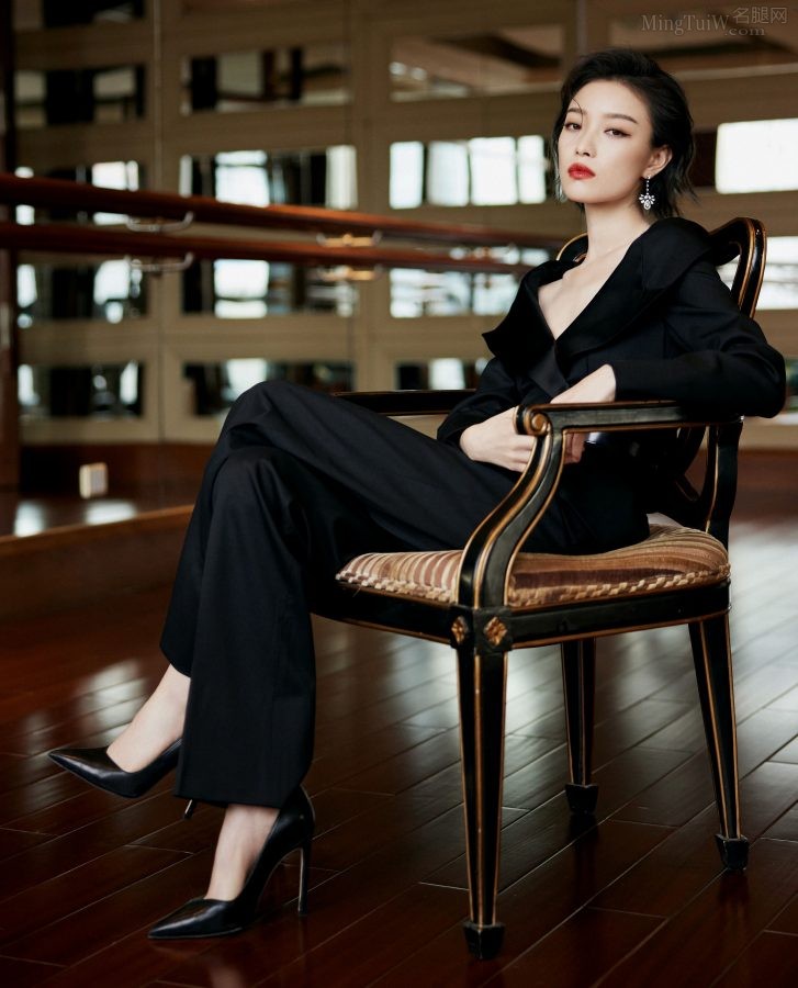 女总裁风倪妮穿西裤细高跟翘脚坐姿(1/6)