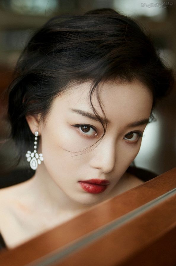 女总裁风倪妮穿西裤细高跟翘脚坐姿(4/6)