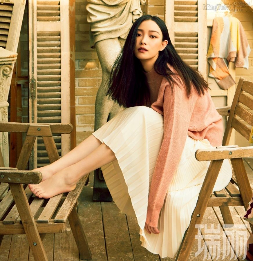 女星倪妮登上《瑞丽》杂志玉足太美(1/1)